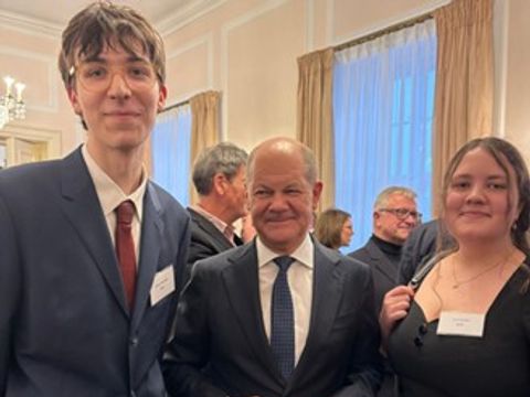 Die KJP'ler_innen Leia und Spirou mit Ex-Bundeskanzler Olaf Scholz