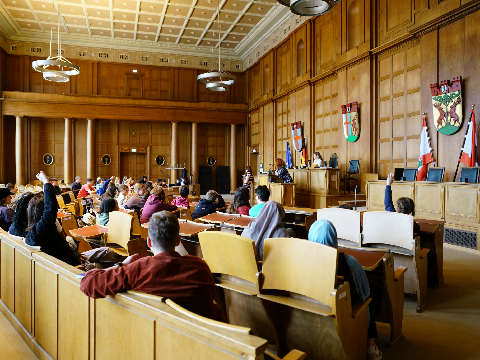 Das Kinder- und Jugendparlamente bei der Arbeit im BVV-Saal