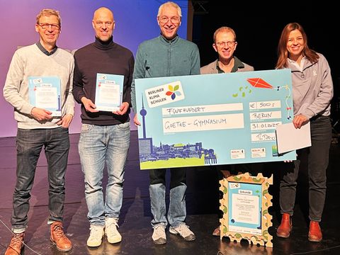 Lehrer und Lehrerin mit Auszeichnungen zum Wettbewerb (Bild: Berliner Klima Schulen)