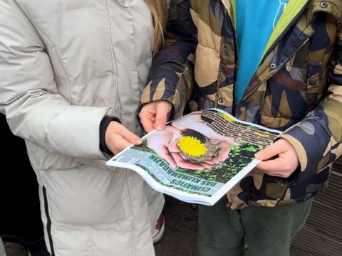 Ein Schüler und eine Schülerin halten ihr Klimamagazin in den Händen (Bild: Berliner Klima Schulen)