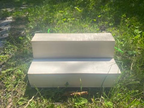 Der Regenbank-Prototyp aus Holz (Bild: Schweizerhof-Grundschule:)