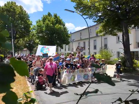 Der Demonstrationszug der 5 Grundschulen mit über 600 Kindern (Bild: Anna Essinger Grundschule, Mühlenau-Grundschule, Reinfelder Grundschule, Schweizerhof-Grundschule, Zinnowwald-Grundschule)