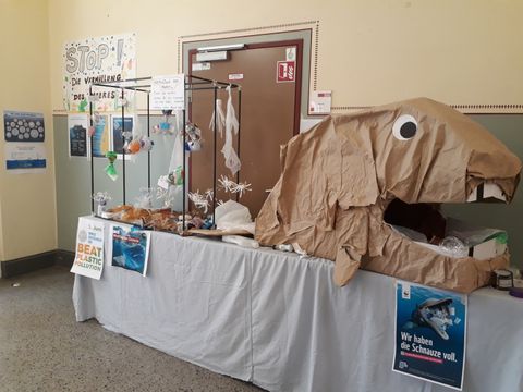 Teil der Projekttage 'Vermüllung der Meere': Ein besonders großes Fisch-Exponat aus Müll (Bild: Temple-Grandin-Schule)