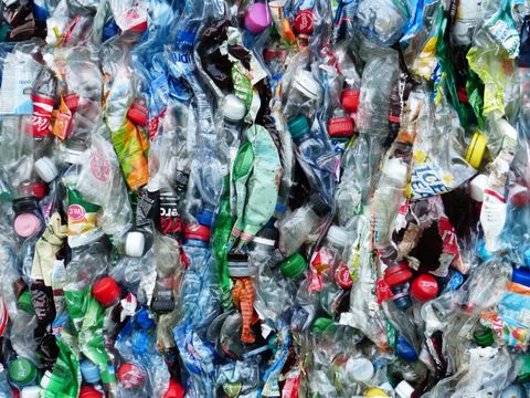 viele zerquetschte Plastikflaschen