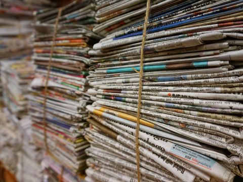 geschnürte Stapel alter Zeitungen