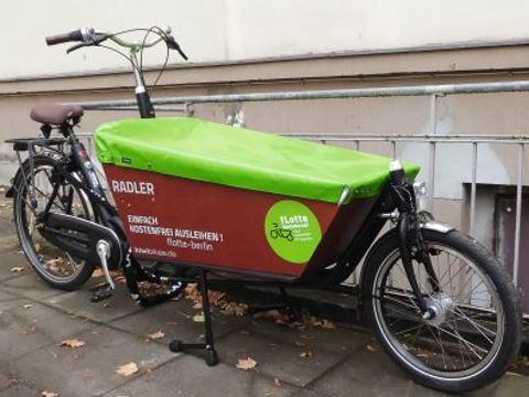 Lastenrad mit Regenabdeckung