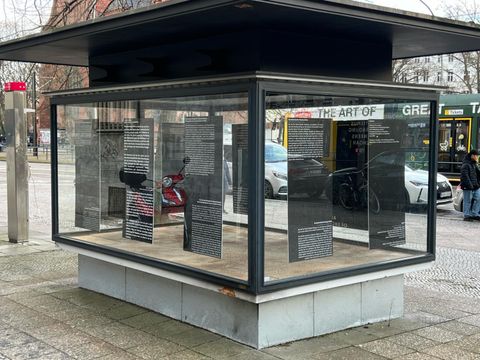 Ausstellungsvitrine vorm Rathaus Tiergarten