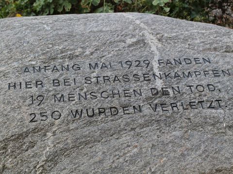 Gedenkstein zum Blutmai 1929, nahe der Walter-Röber-Brücke (Wiesenstraße)