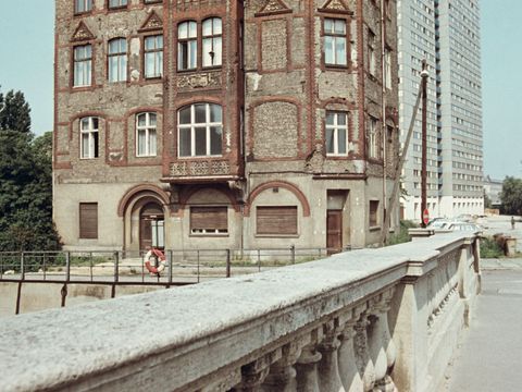 Berlin-Mitte, alte Bausubstanz vor einem Hochhausneubau auf der Fischerinsel