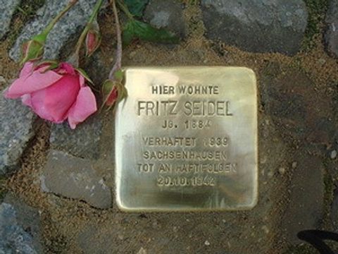 verlegter Stolperstein für Fritz Seidel mit Rose