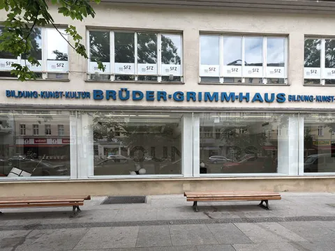 Haus mit Aufschrift Brüder Grimm Haus