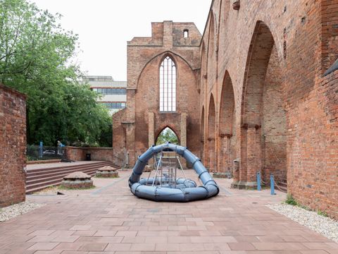 Verschlungene Rohre in einer Kirchenruine