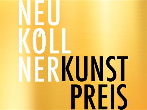 Vor einem gold-schimmernden Hintergrund steht der Schriftzug Neuköllner Kunstpreis