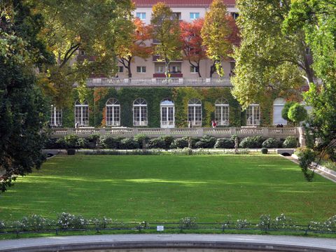 Körnerpark mit Blick auf die Orangerie, in der sich die Galerie, der Kreativraum und ein Café befindet