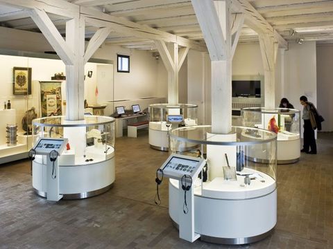 Blick in die Dauerausstellung "99 x Neukölln", die an 99 verschiedenen Objekten die Geschichte Neukölln veranschaulicht.