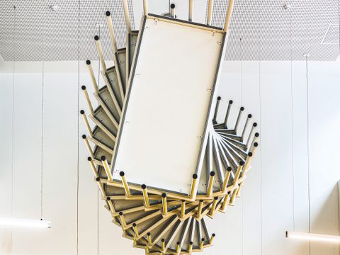 Tischset zusammengebaut und an die Wand gehängt