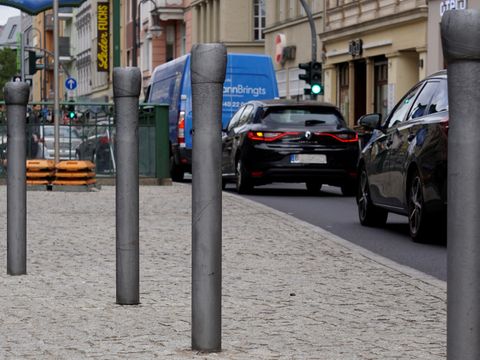 Skulptur "Stadtnägel", die im Rahmen eines Kunst-am-Bau-Wettbewerbes entstanden sind Absperrpfosten (Poller) auf dem Mittelstreifen der Kar-Marx-Straße (U-Bahnhof Karl-Marx-Straße), die wie große, an der oberen Seite verformte Nägel aussehen.