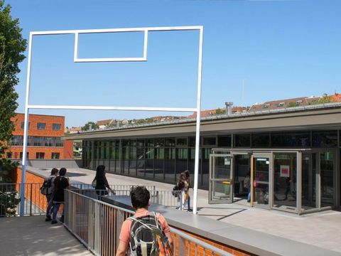 Tor über die Zugangsbrücke zur Soporthalle; das Tor empfindet die Linien eines Fußballfeld-Strafraumes nach