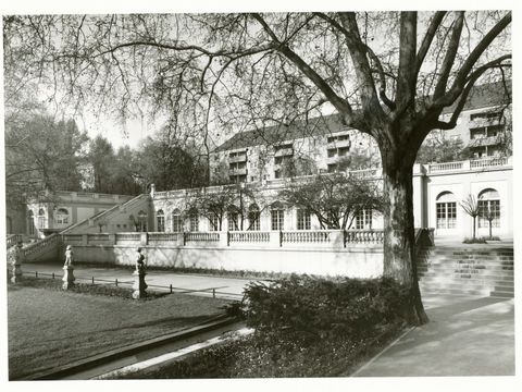 Schwarz-weiß-Ansicht der Galerie im Körnerpark mit seinen hohen Arkadenfenstern und entlaubten Bäumen.