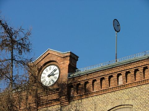 Dach vom Gebäude Danziger Straße 103 mit Uhr und Logo, 2011