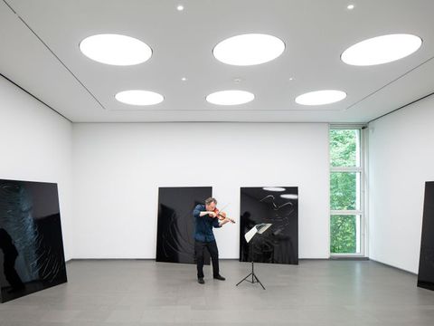 Hannah Bohnen, »Obsession«, 2020, lackiertes MDF, Installationsansicht Spechte am Meisenknödel, Ernst Barlach Haus, Hamburg 2021