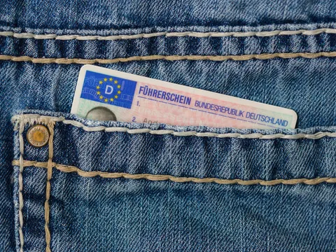 Ein Führerschein, der aus der hinteren Hosentasche hervorragt