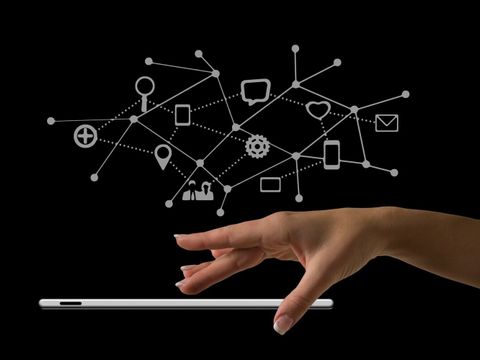 Hand bedient mobiles Gerät, darüber Zeichen von vernetzten Symbolen