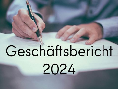 Mann, der auf Papier schreibt mit Schriftzug Geschäftsbericht 2024