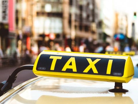 selektives Fokusfoto der gelben Taxi-LED-Beschilderung