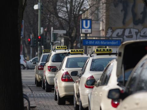 Taxen vor einem U-Bhf in einer Reihe