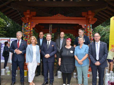 Gruppenbild an Weltfriedensglocke