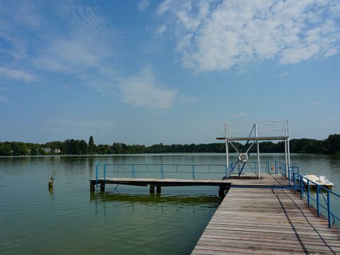 Berliner Badesee mit Sprungturm in der Badesaison
