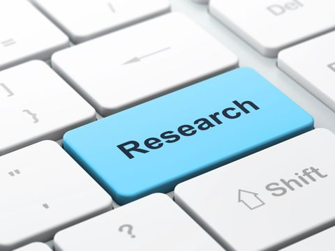 Computertastatur mit Wortsuche, ausgewählter Fokus auf Enter-Taste, Aufschrift Research