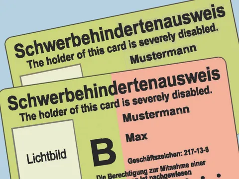 2 neue Schwer-Behinderten-Ausweise: vorne ist der grün-orange Ausweis, hinten ist der grüne Ausweis.