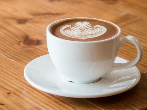 Kaffeetasse auf Holztisch