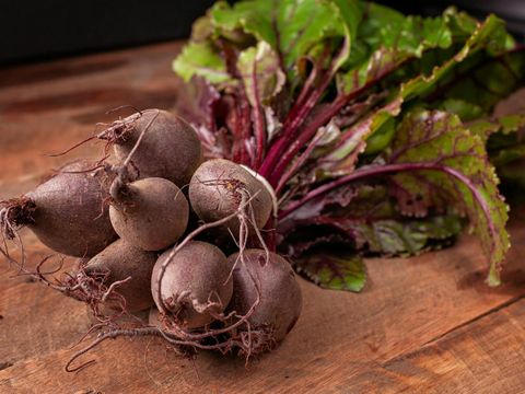 Rote Beete auf Holztisch