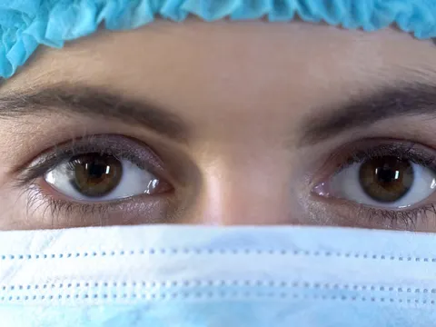 Junge Krankenschwester mit Maske
