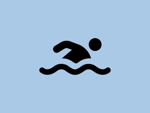 Person schwimmt im Wasser