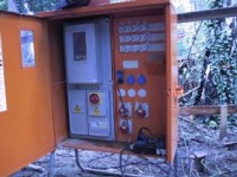 Bild zeigt einen Baustromverteiler mit Schutzstromverteiler