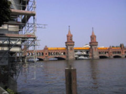 Bild zeigt eine aufgestellte Rüstung vor der Oberbaumbrücke in Berlin