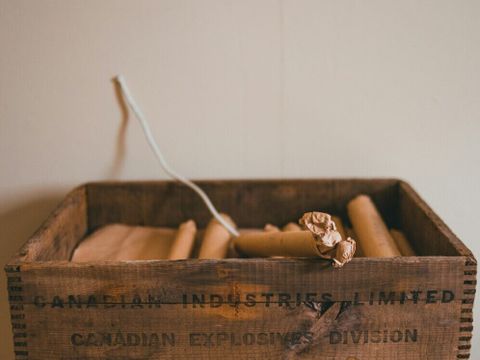 Eine Kiste mit Sprengstoff