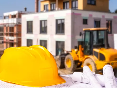 gelber Schutzhelm auf Baustelle