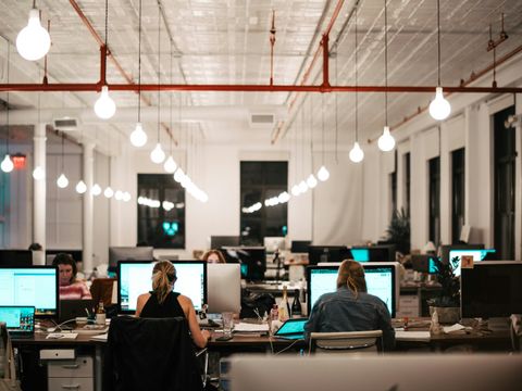 Computerarbeitsplätze in einem Großraumbüro