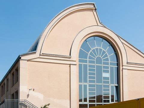 Charakteristische Fensterfront der Humboldt-Bibliothek
