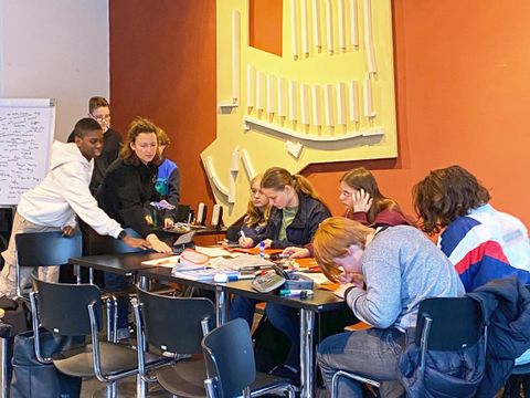 Schüler und Schülerinnen erforschen die historische und zeitgenössische Bedeutung der Siemensstadt