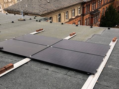 Photovoltaikanlage auf einem Dach (Bild: Landesdenkmalamt Berlin, Brit Münkewarf)