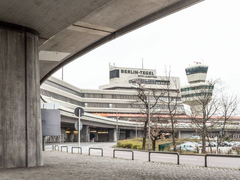 Flughafen „Otto Lilienthal“, Terminal A und A1 und äußere Vorfahrt (Bild: Landesdenkmalamt Berlin, Anne Herdin)