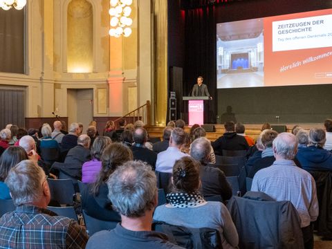 Im Großen Saal des Bildungs- und Kulturzentrums Peter Edel begrüßte Landeskonservator Dr. Christoph Rauhut die Veranstalterinnen und Veranstalter (Bild: Landesdenkmalamt Berlin, Foto: Anne Herdin)