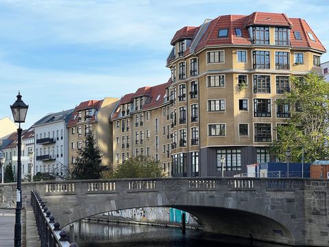 Blick über den Spreekanal auf das Wohn- und Atelierhaus Wallstraße 88a-90