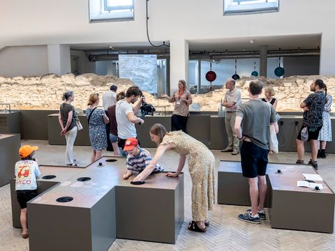 Familien entdecken das Berliner Mittelalter im Untergeschoss des PETRI Berlin. (Bild: Landesdenkmalamt Berlin, Foto: Paul Hahn)